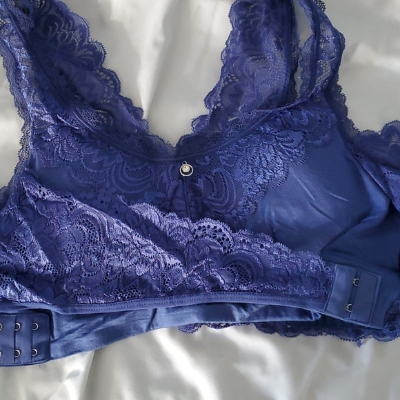 Front crossover lace bra - Picture 2 of 5